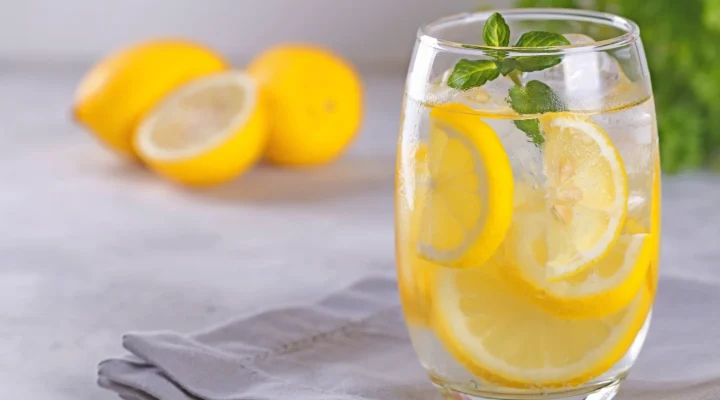 Limonlu Su Gerçekten Faydalı mı?