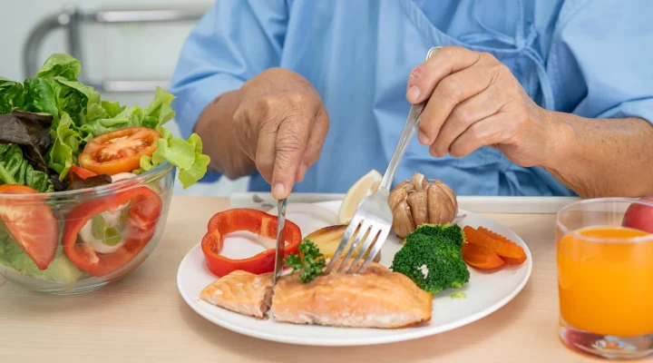 Yaşlılıkta Beslenme Nelere Dikkat Etmeli?